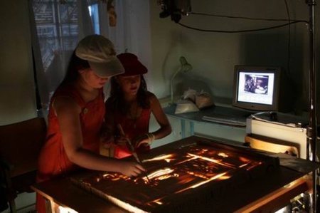 Іра та Варсава малюють мультик. Фото Діми Клокова